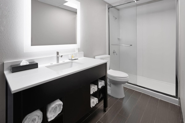 Suite, 2 camas Queen size, para no fumadores | Baño | Secadora de cabello, toallas, jabón, shampoo