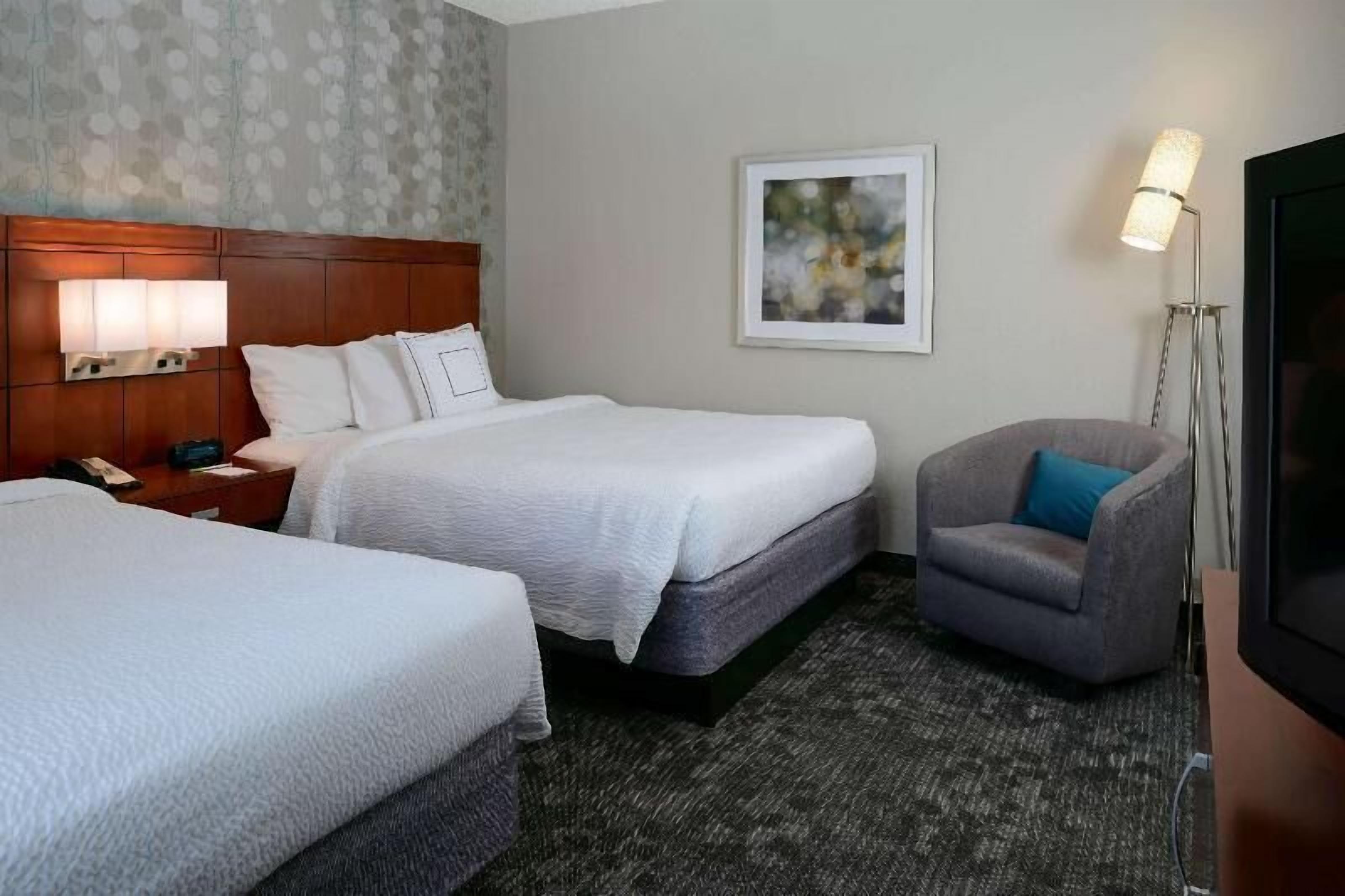 Ropa de cama de alta calidad, camas con pillow-top y escritorio 