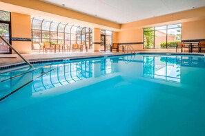 Indoor pool, pool loungers