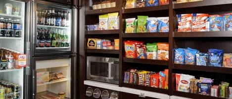 Zona de máquinas expendedoras con aperitivos, bebidas y microondas.