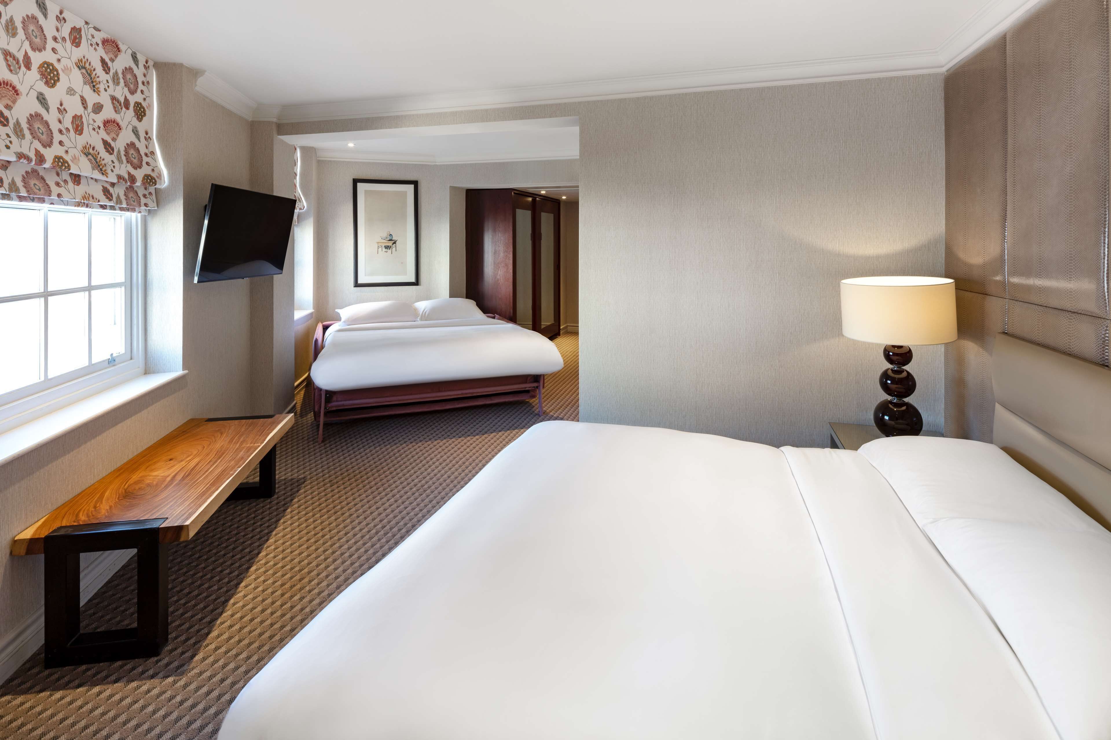 华丽客房 (Premium) | 高档床上用品、客房内保险箱、办公桌、笔记本电脑工作区