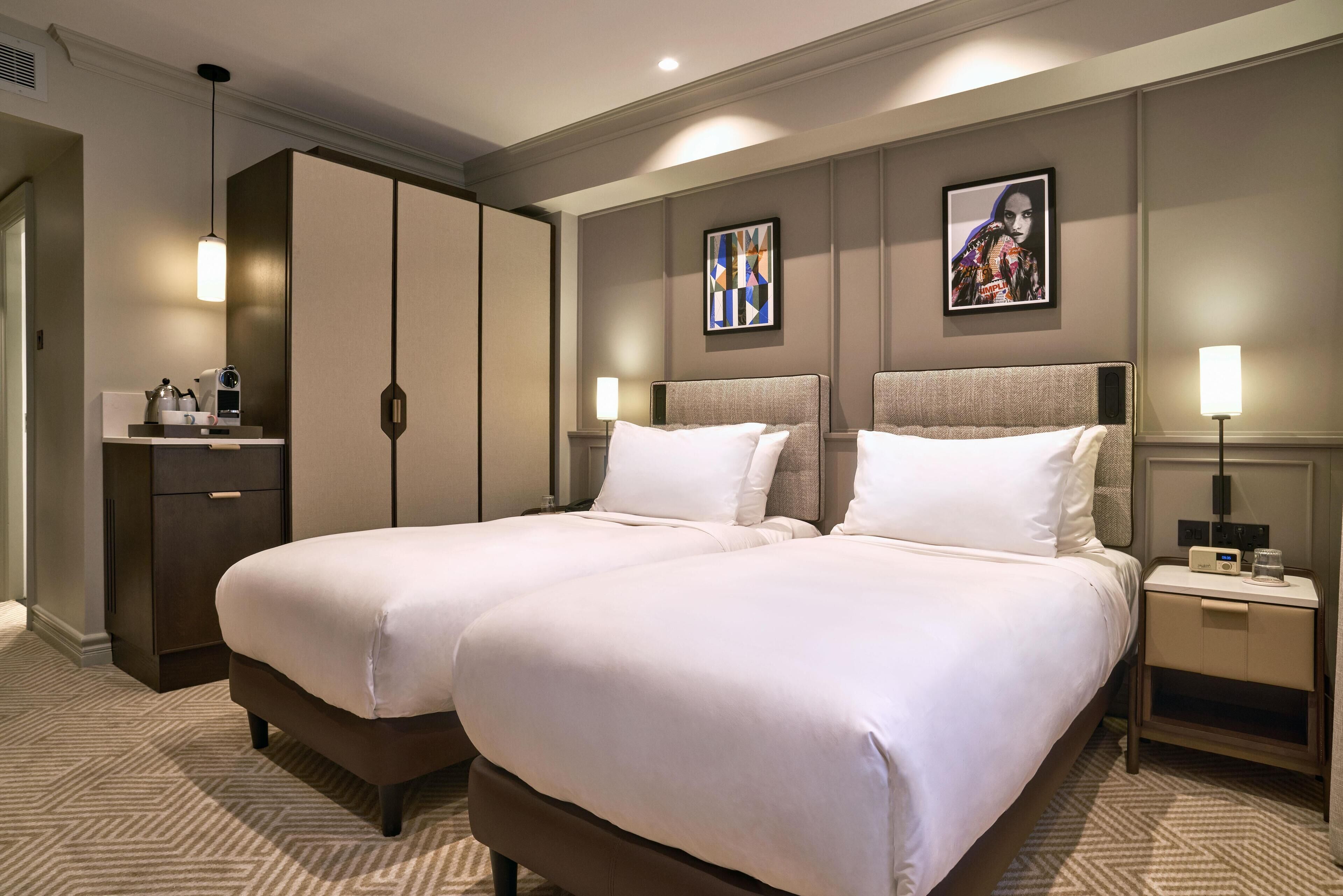 高档床上用品、客房内保险箱、办公桌、笔记本电脑工作区