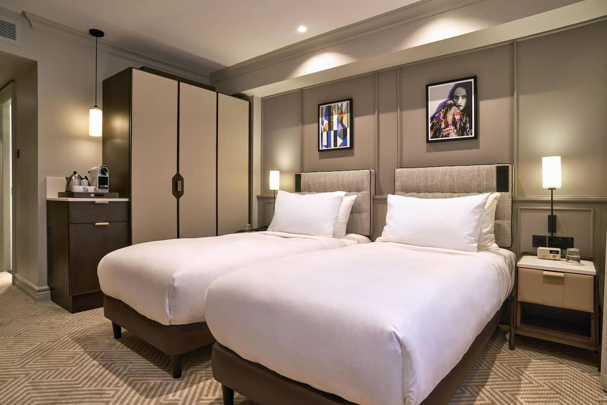 Premium-sengetøj, pengeskab på værelset, skrivebord