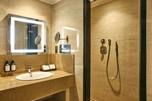 Studio Suite (Newly Refurbished) | Salle de bain | Articles de toilette griffés, séchoir à cheveux, serviettes fournies