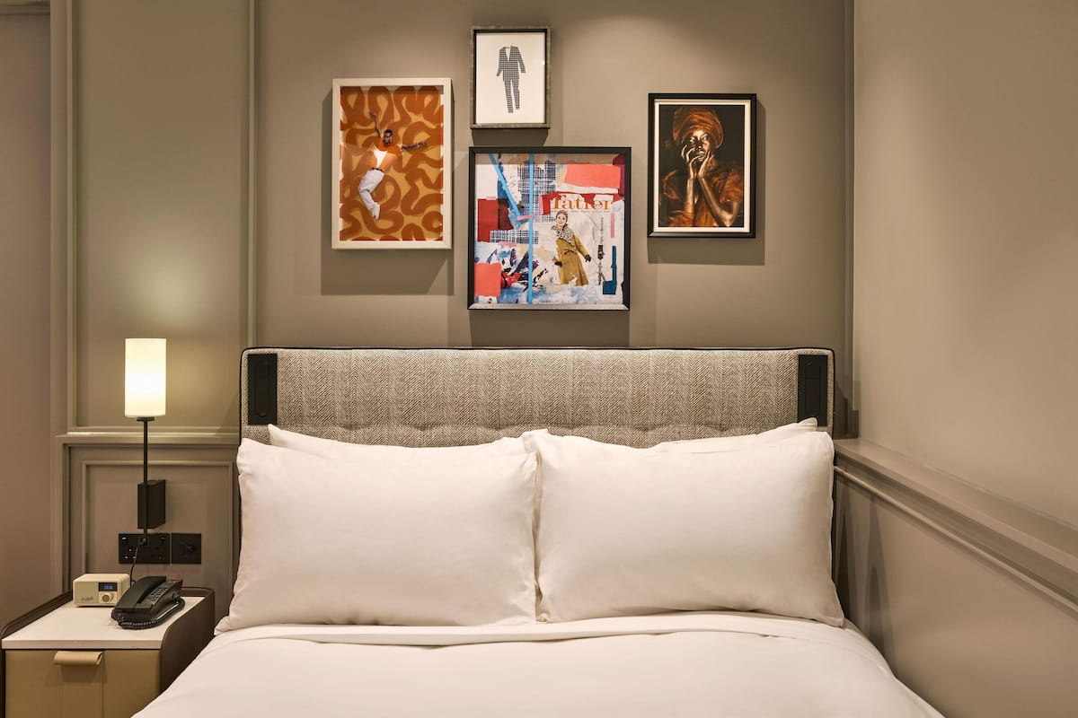 Cosy Double Room (Newly Refurbished) | Bộ đồ giường cao cấp, két bảo mật tại phòng, bàn