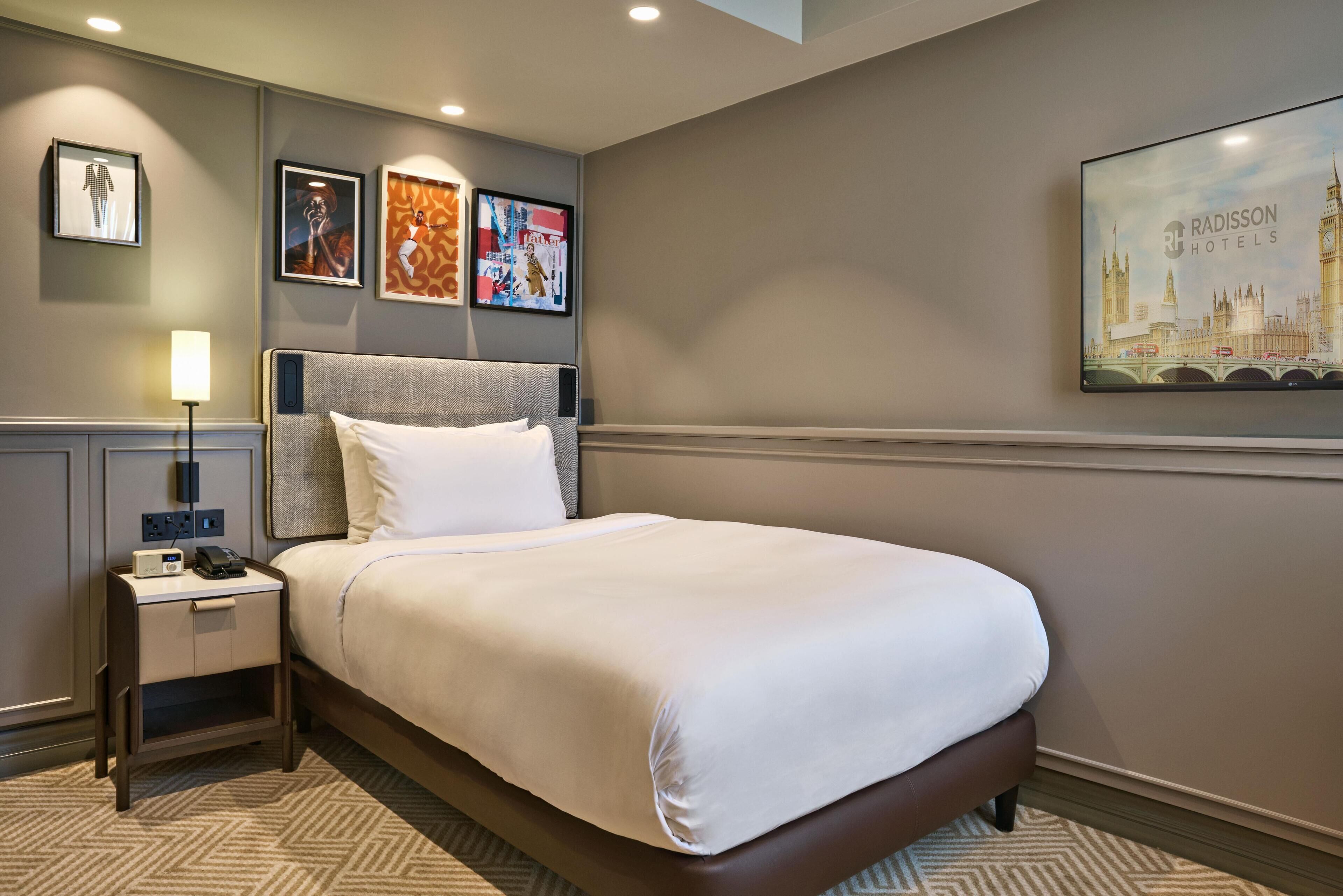 单人房 | 高档床上用品、客房内保险箱、办公桌、笔记本电脑工作区