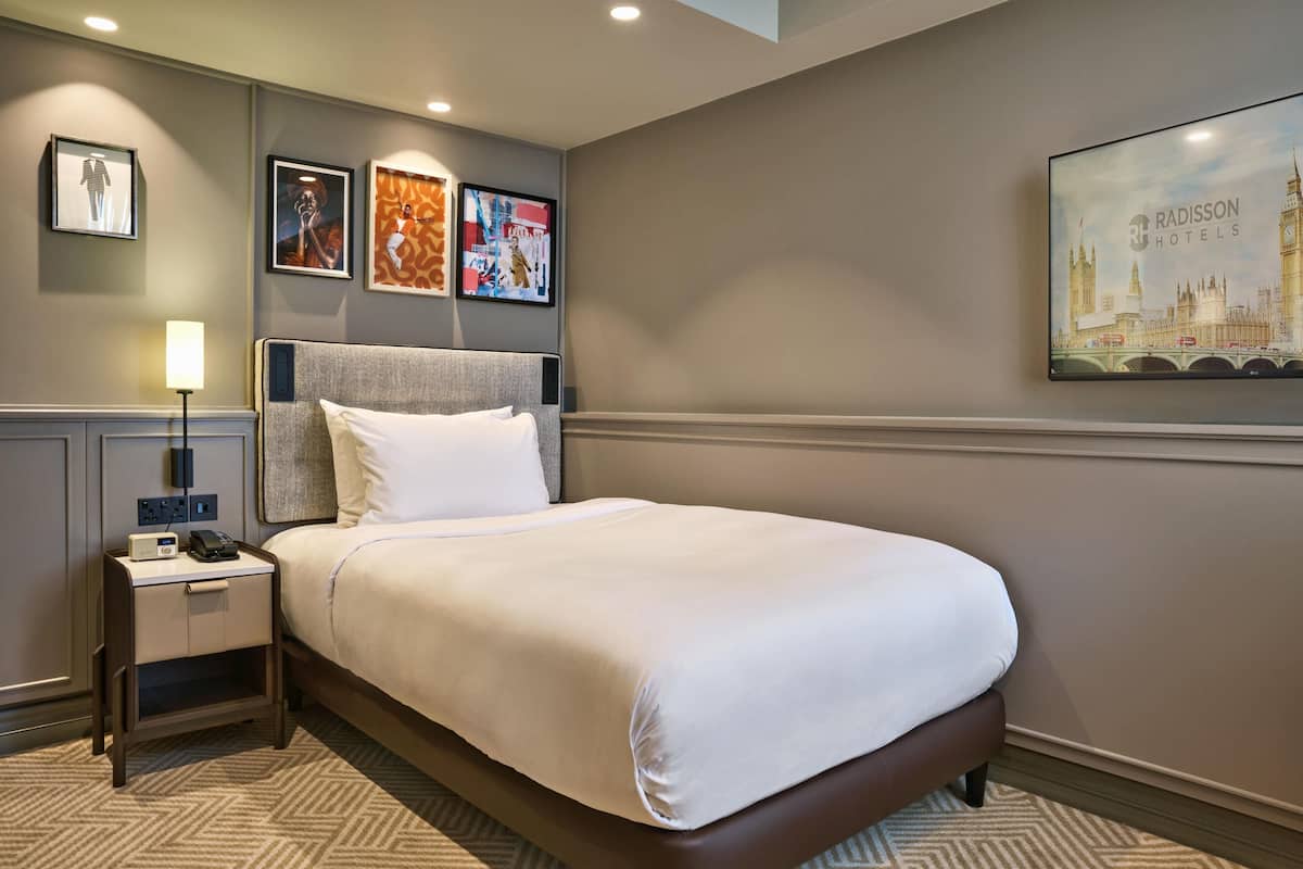 Single Room (Newly Refurbished) | Bộ đồ giường cao cấp, két bảo mật tại phòng, bàn