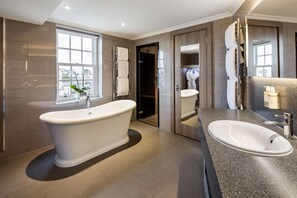 Studio (Studio) | Salle de bain | Articles de toilette griffés, séchoir à cheveux, serviettes fournies