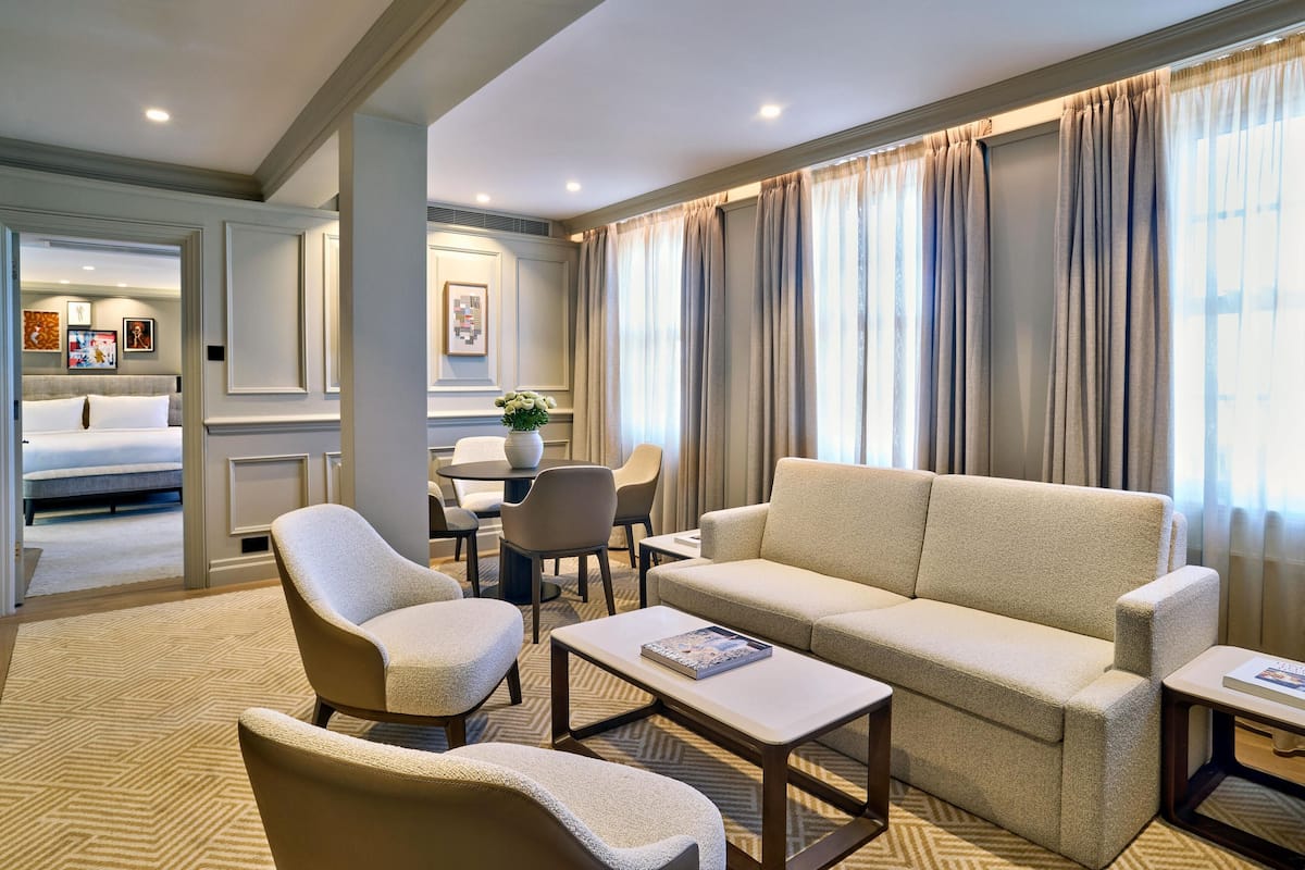 1 Bedroom Suite (Newly Refurbished) | Bộ đồ giường cao cấp, két bảo mật tại phòng, bàn