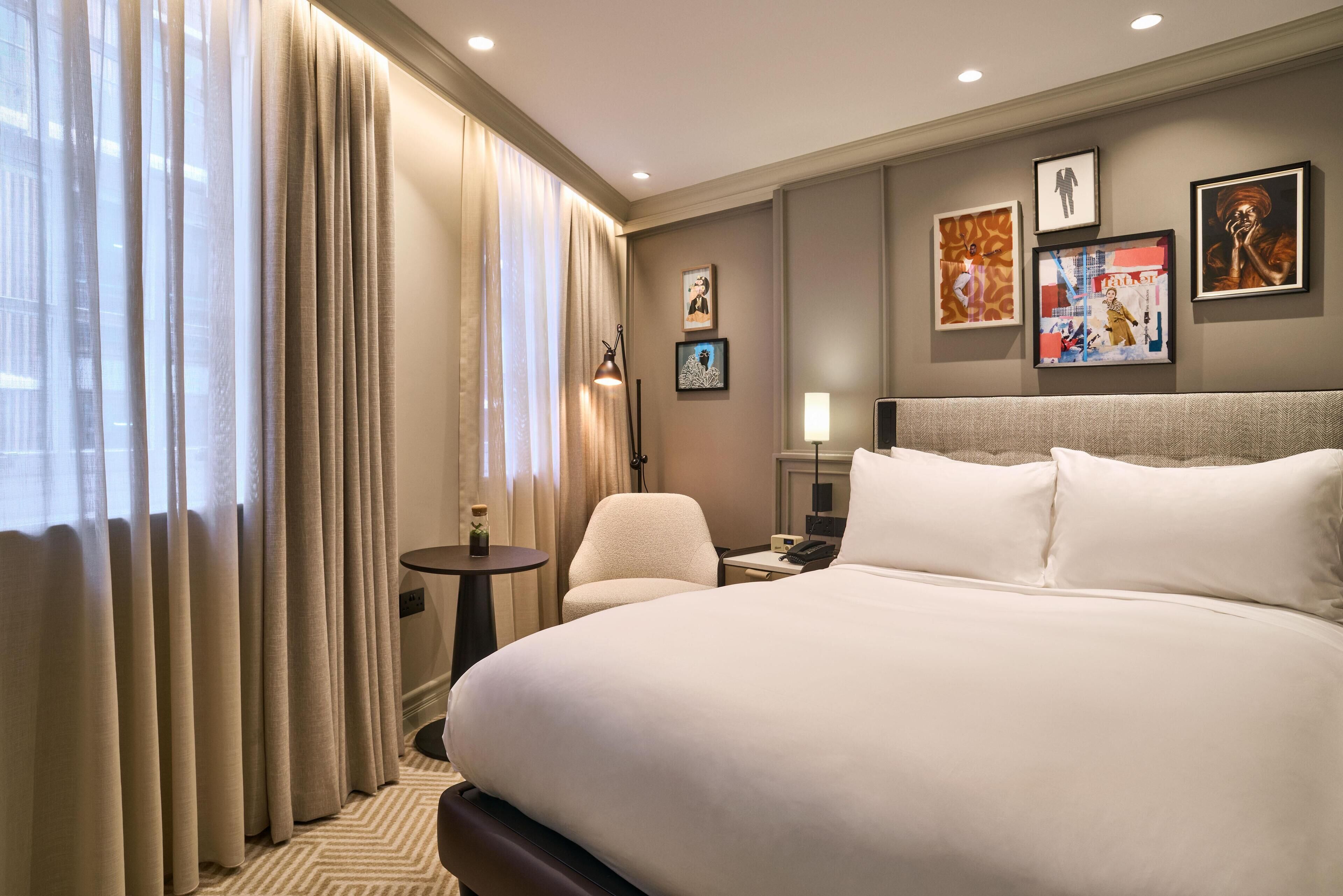 Ropa de cama de alta calidad y caja de seguridad en la habitación 