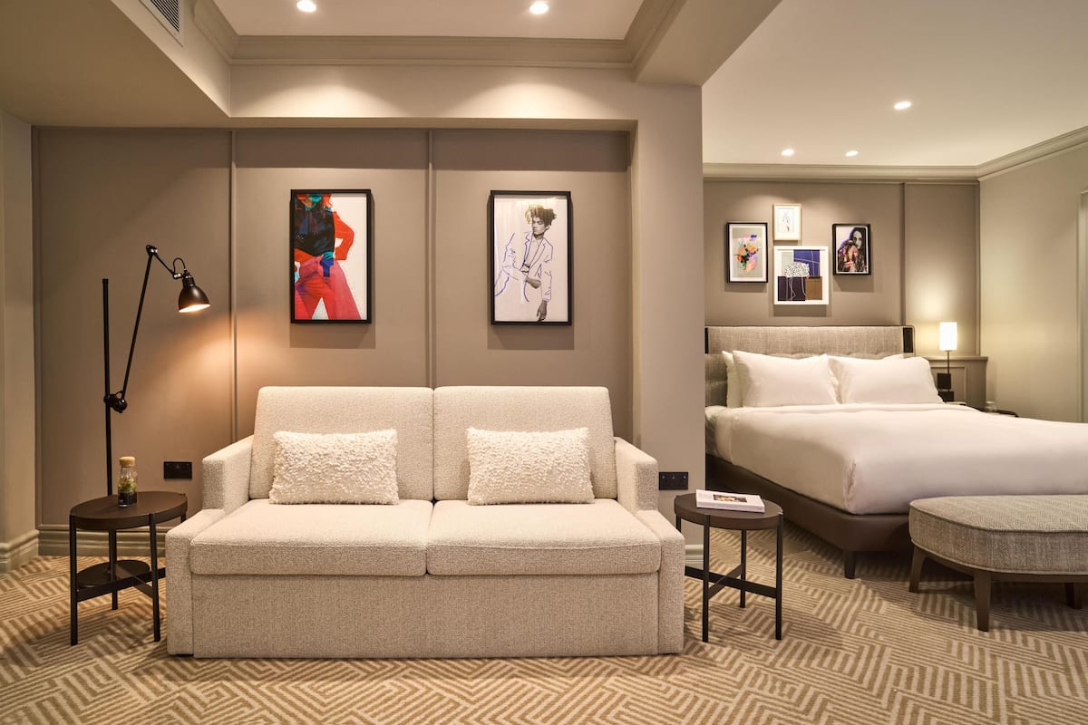 Junior Suite (Newly Refurbished) | Bộ đồ giường cao cấp, két bảo mật tại phòng, bàn 