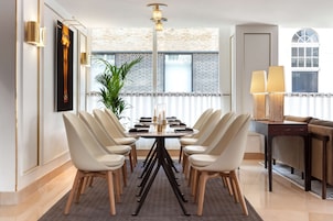 Serves lunch, dinner, and brunch