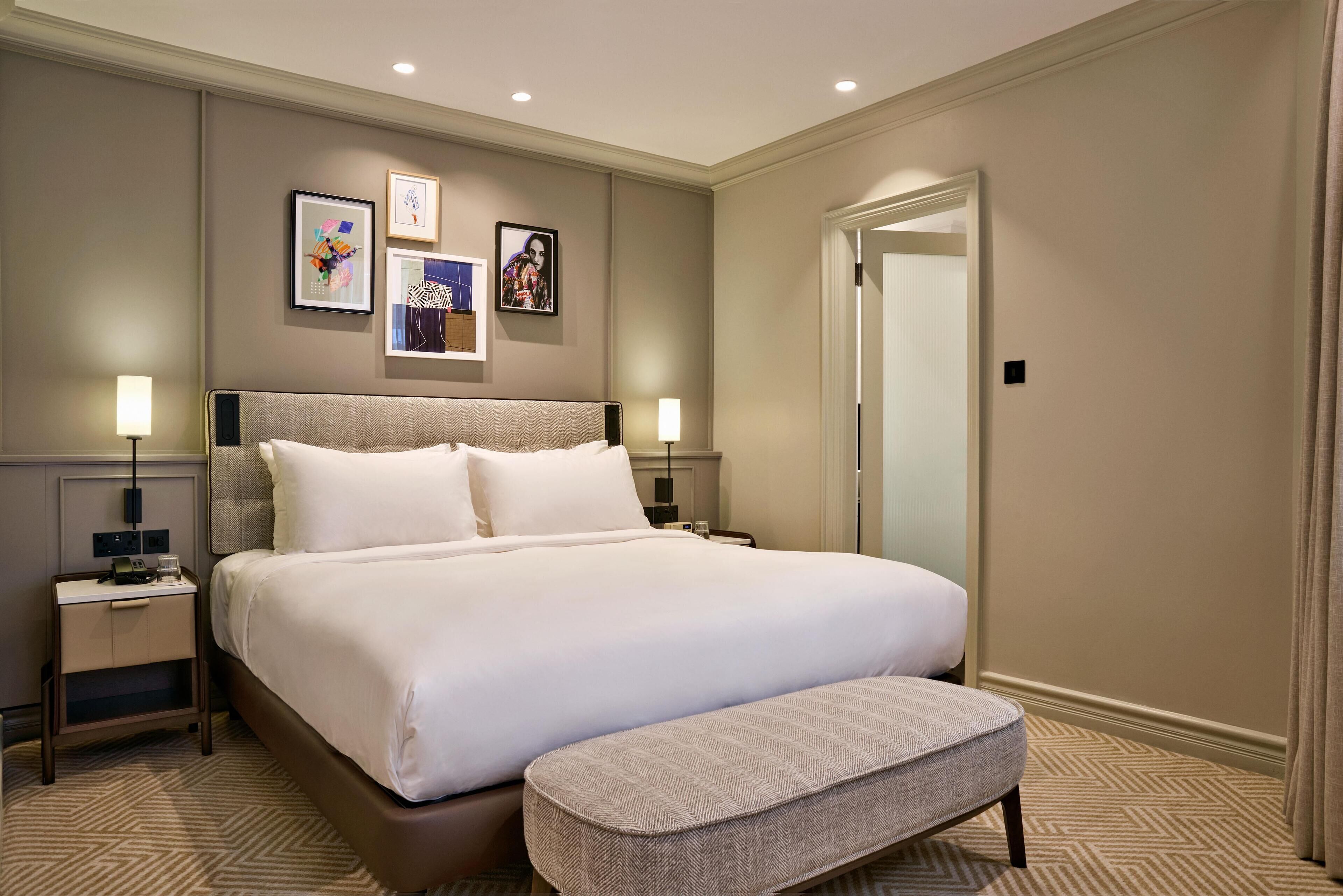 小型套房 | 高档床上用品、客房内保险箱、办公桌、笔记本电脑工作区