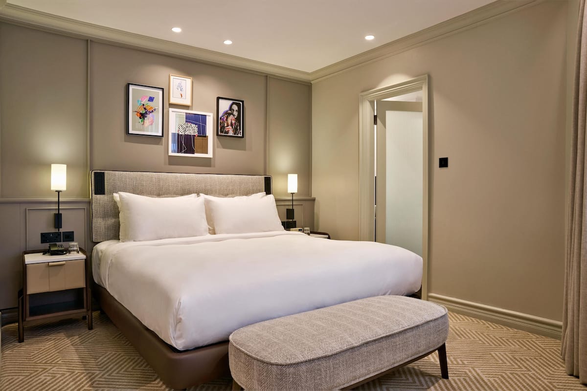 Junior-suite | Premium-sengetøj, pengeskab på værelset, skrivebord