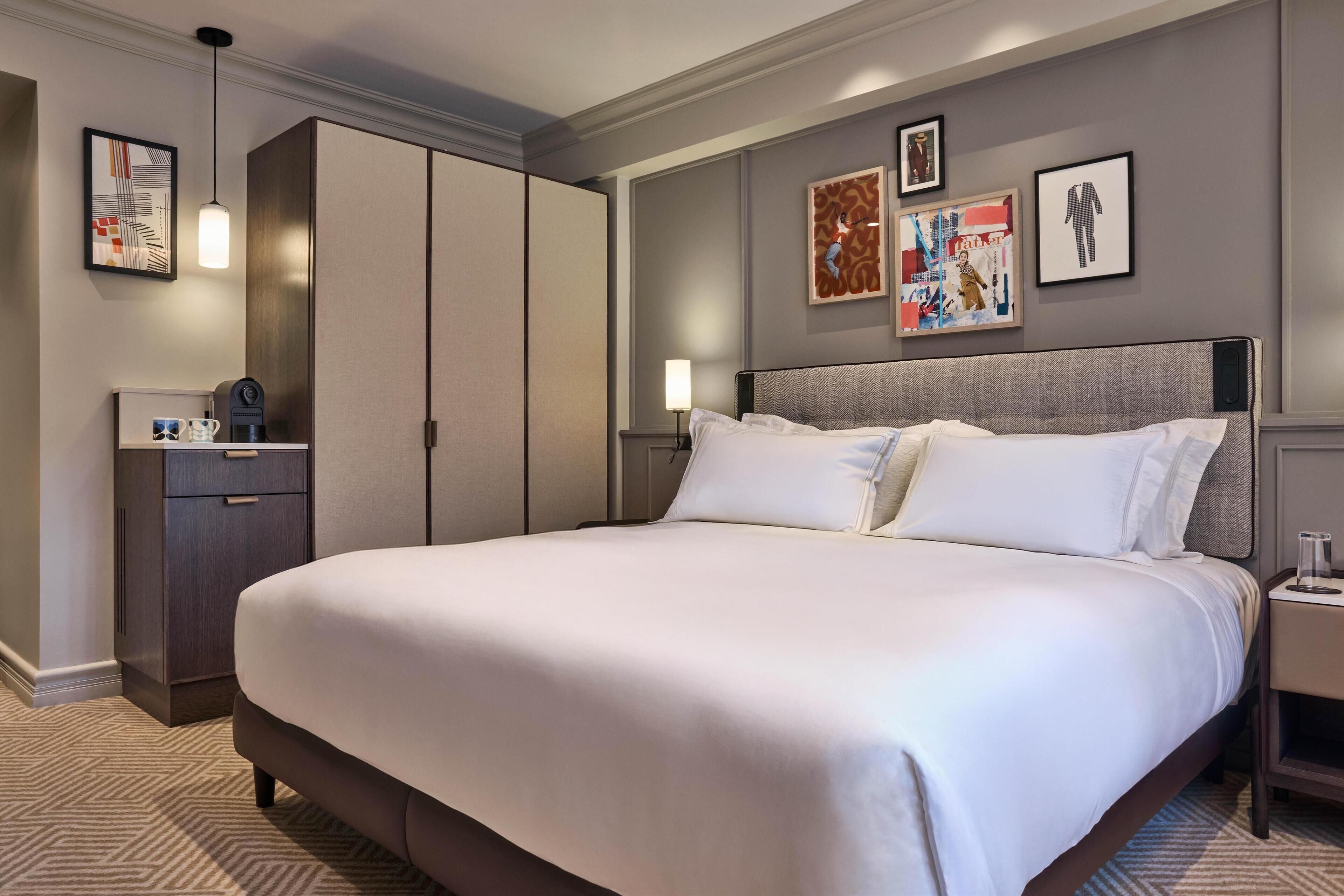 Superior King Room | 高档床上用品、客房内保险箱、办公桌、笔记本电脑工作区