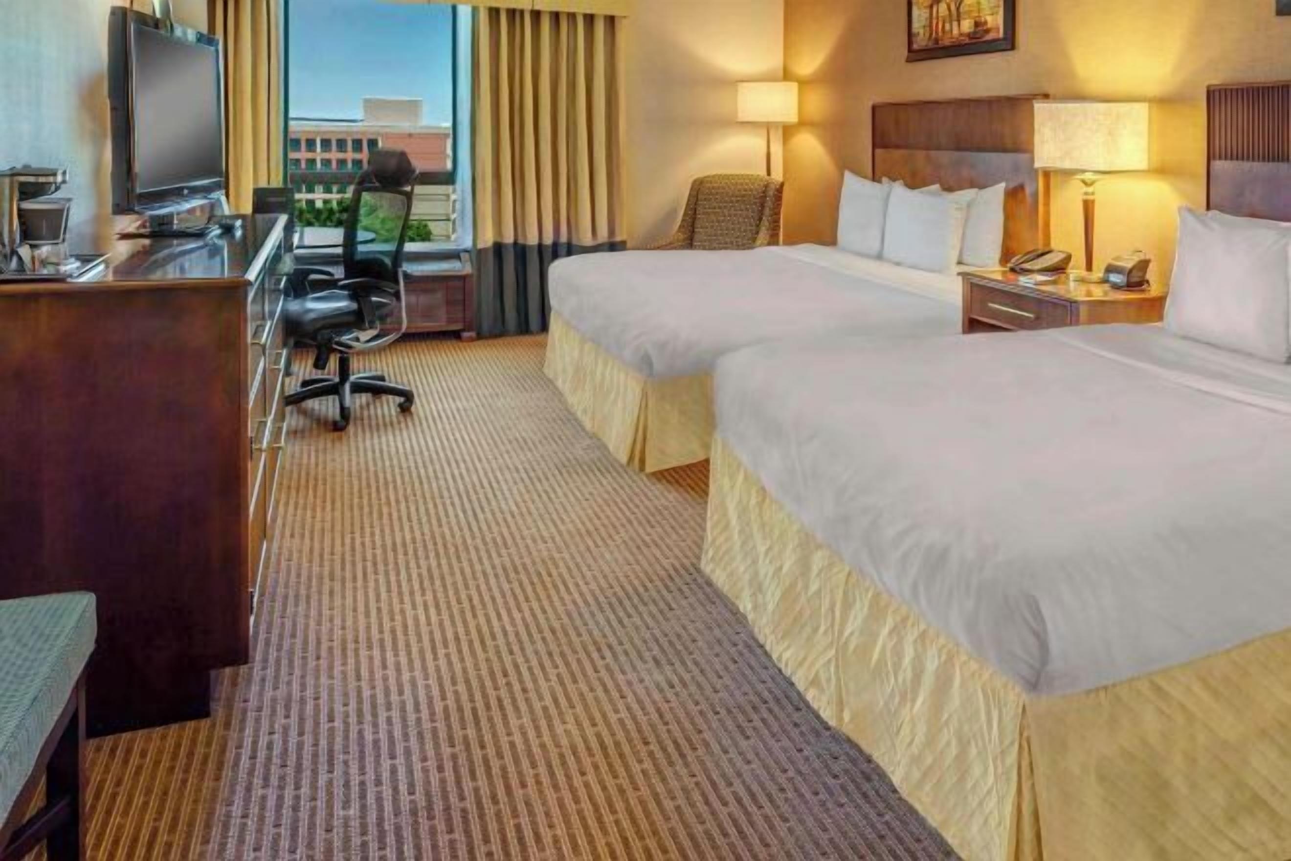 Ylelliset vuodevaatteet, tallelokero huoneessa, työpöytä