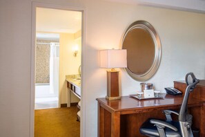 Premium bedding, in-room safe, desk, laptop workspace - Doubletree by Hilton Philadelphia Airport (Philadelphia)