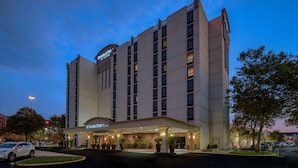 A DoubleTree by Hilton hotel with a modern design, featuring a prominent entrance and a well-lit facade. - Doubletree by Hilton Philadelphia Airport (Philadelphia)