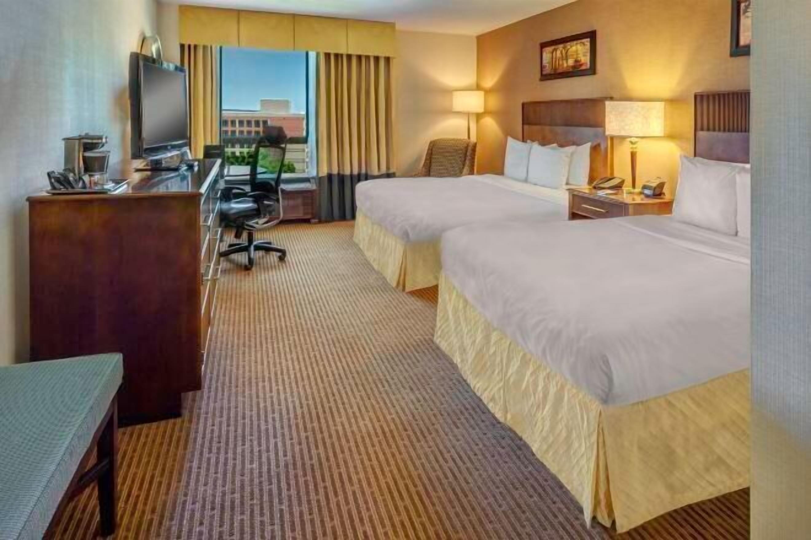 Ylelliset vuodevaatteet, tallelokero huoneessa, työpöytä