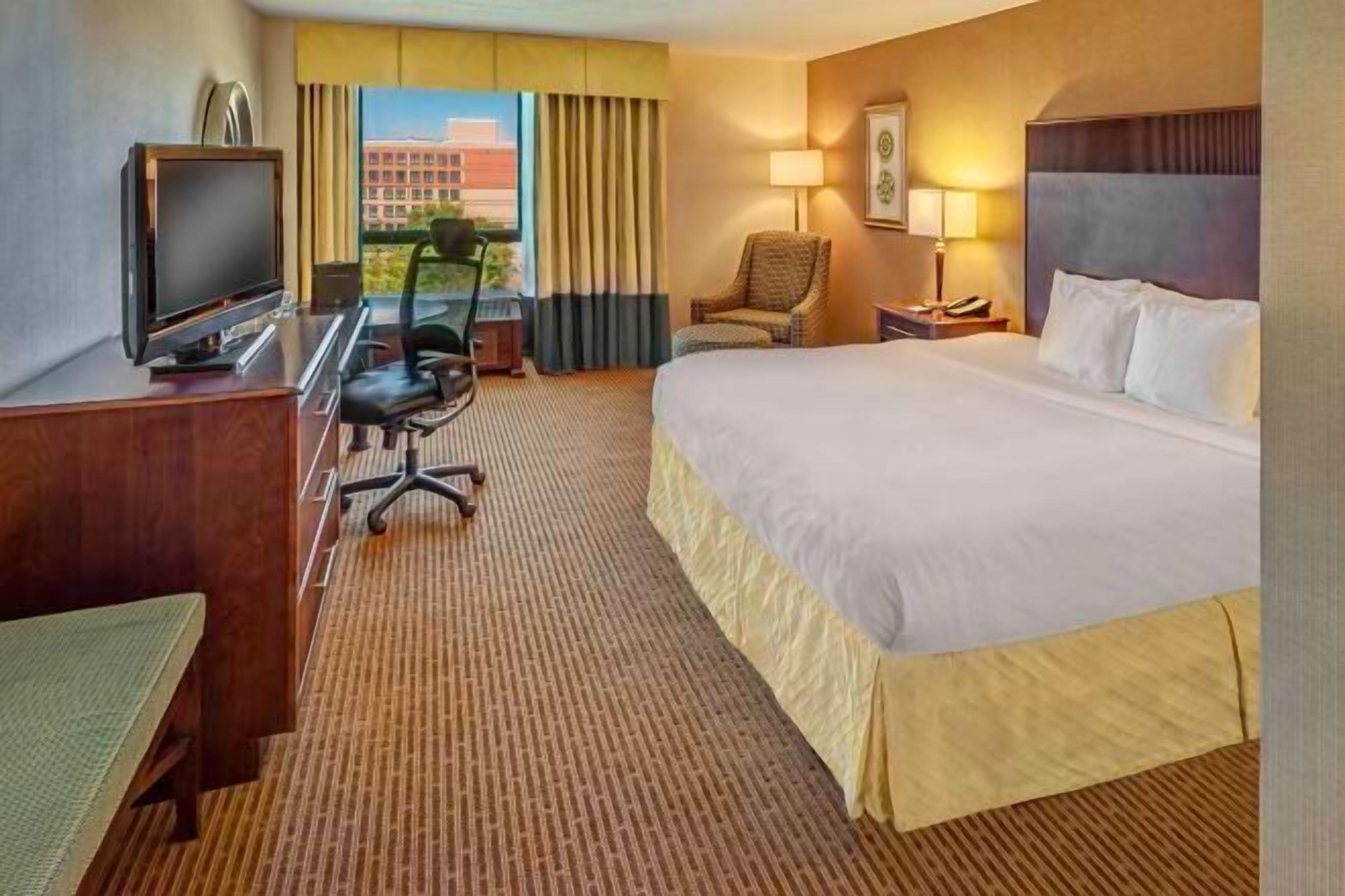 Ylelliset vuodevaatteet, tallelokero huoneessa, työpöytä