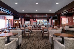 2 restaurants; breakfast, lunch and dinner served  - Doubletree by Hilton Philadelphia Airport (Philadelphia)