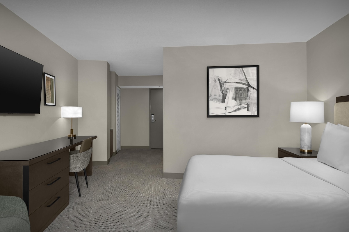 Habitación, 1 cama Queen size, tina para personas con discapacidad (Mobility and Hearing Accessible) | Ropa de cama de alta calidad y caja de seguridad en la habitación