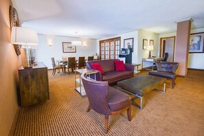 Ropa de cama de alta calidad y caja de seguridad en la habitación 