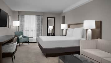 Junior Studio Suite, 1 King Bed | Premium bedding, in-room safe, desk, laptop workspace