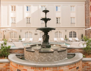 Utomhuspool, gratis cabanor och solstolar