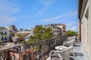 Ropa de cama de alta calidad, edredón, camas con pillow-top y minibar 