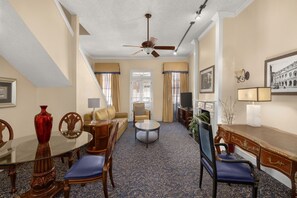 Ropa de cama de alta calidad, edredón, camas con pillow-top y minibar 