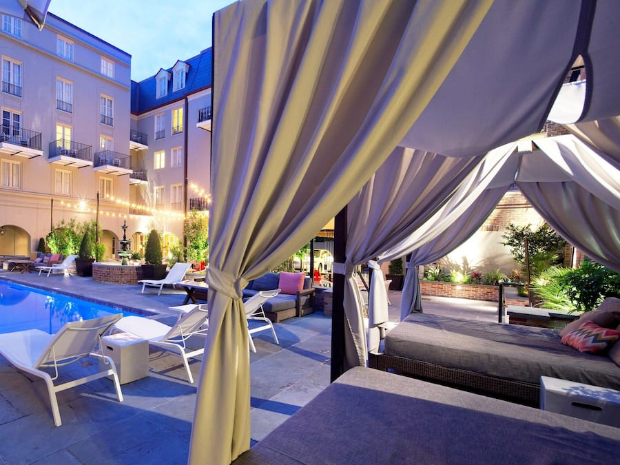 Una piscina al aire libre, camas de piscina con cargo