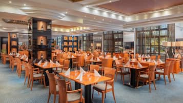Petit déjeuner, déjeuner et dîner servis sur place