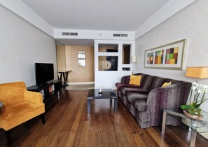 En 82-centimeters LCD-TV med kabel-kanaler samt TV og filmkjøp