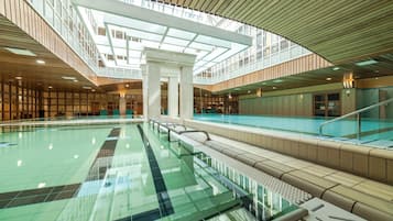 2 sisäuima-allasta avoinna 6.00–22.00, aurinkotuoleja