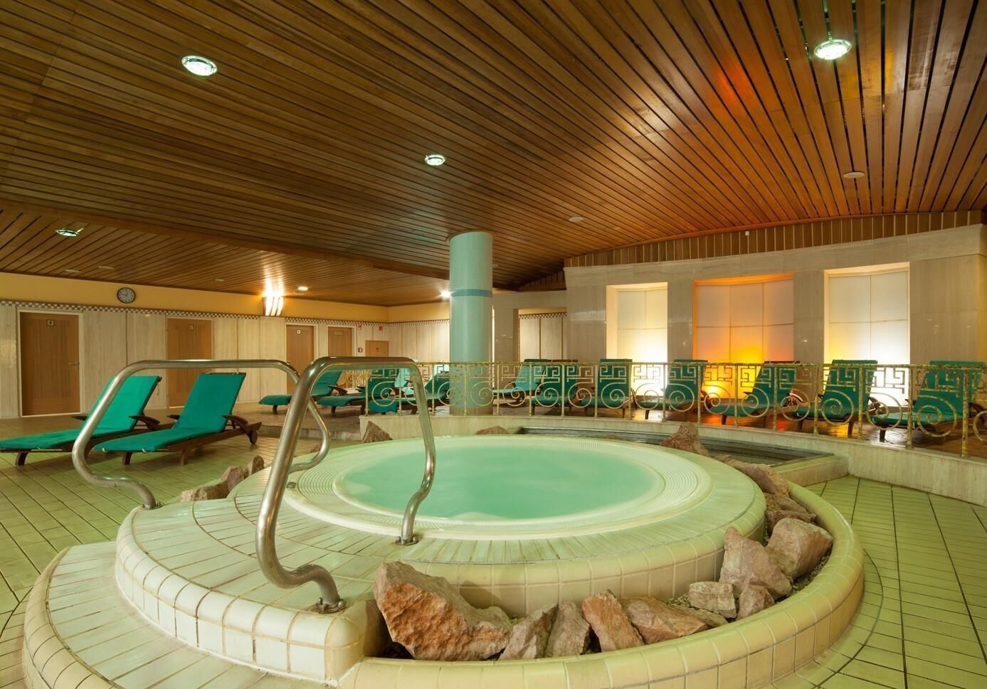 Sauna, Whirlpool, Aromatherapie, Thai-Massagen, 7 Behandlungsräume