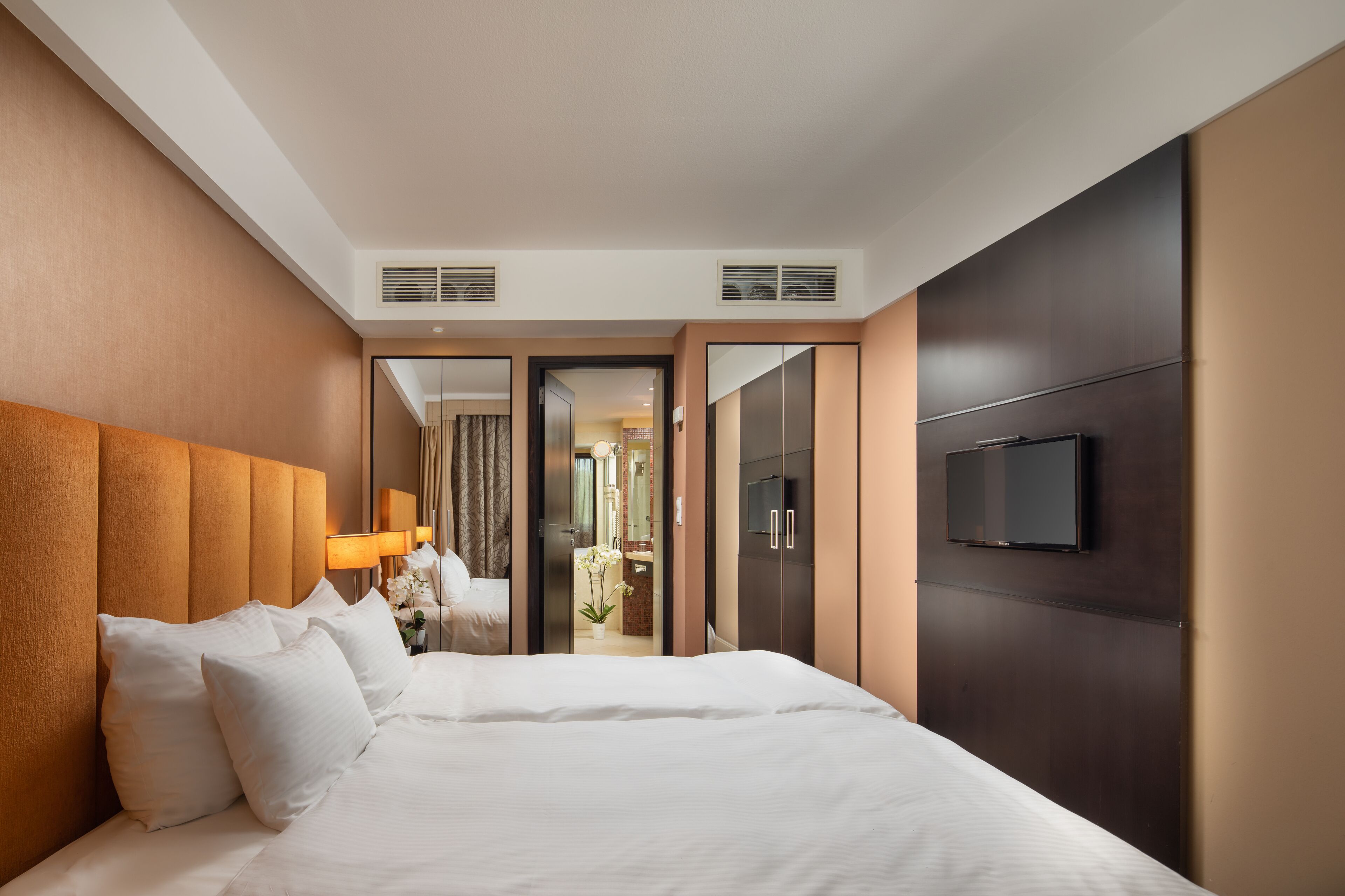 Hypo-allergenic bedding, in-room safe, desk, blackout drapes