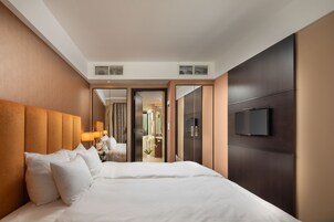 Hypo-allergenic bedding, in-room safe, desk, blackout drapes