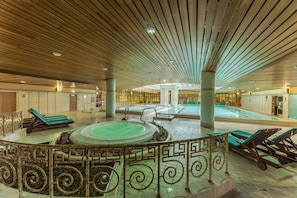 Indoor spa tub
