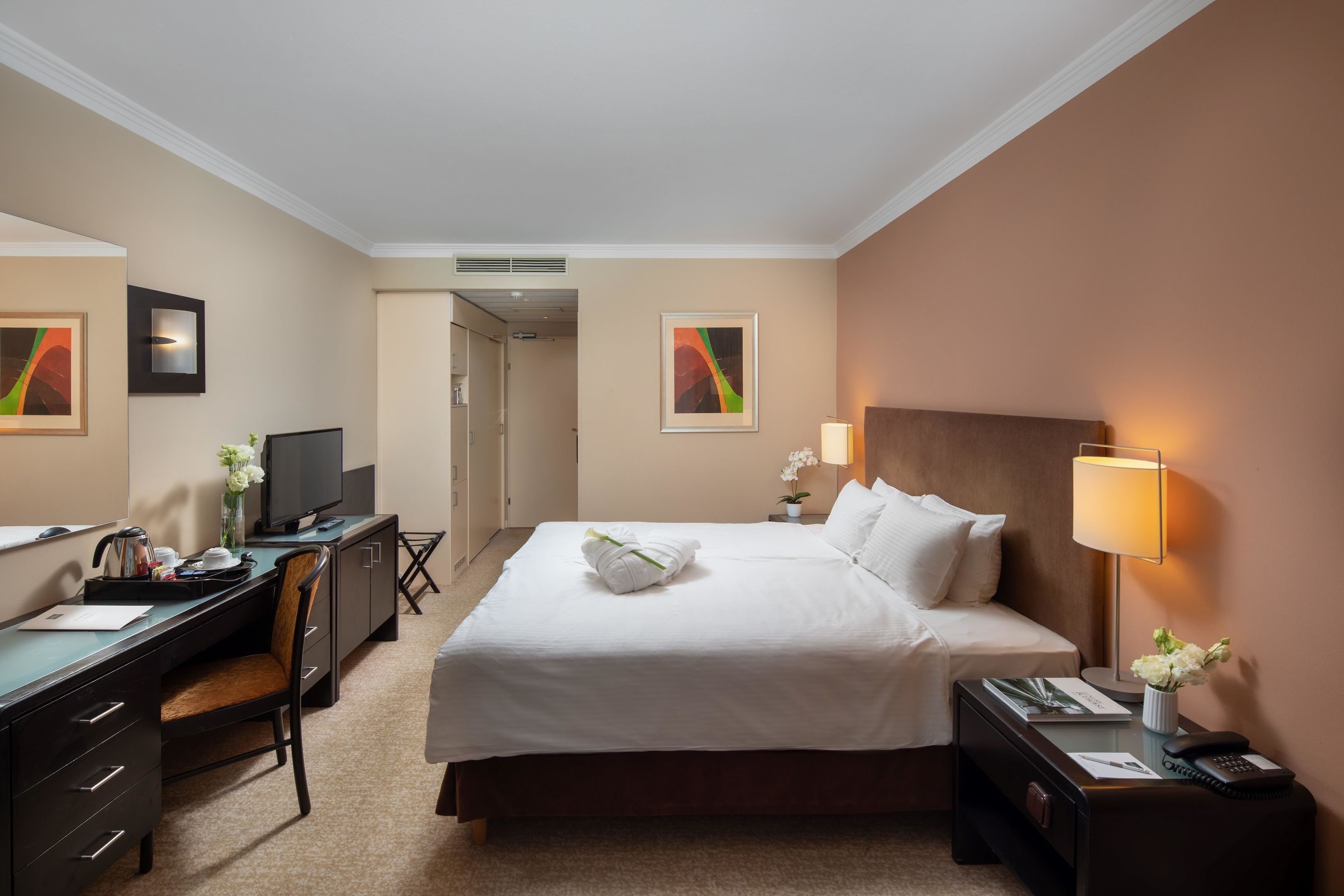 Executive Room | Hypo-allergenic bedding, in-room safe, desk, blackout curtains