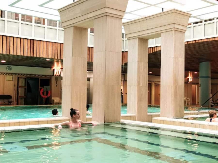 2 indendørs pools, åben fra kl. 06.00 til kl. 22.00, liggestole