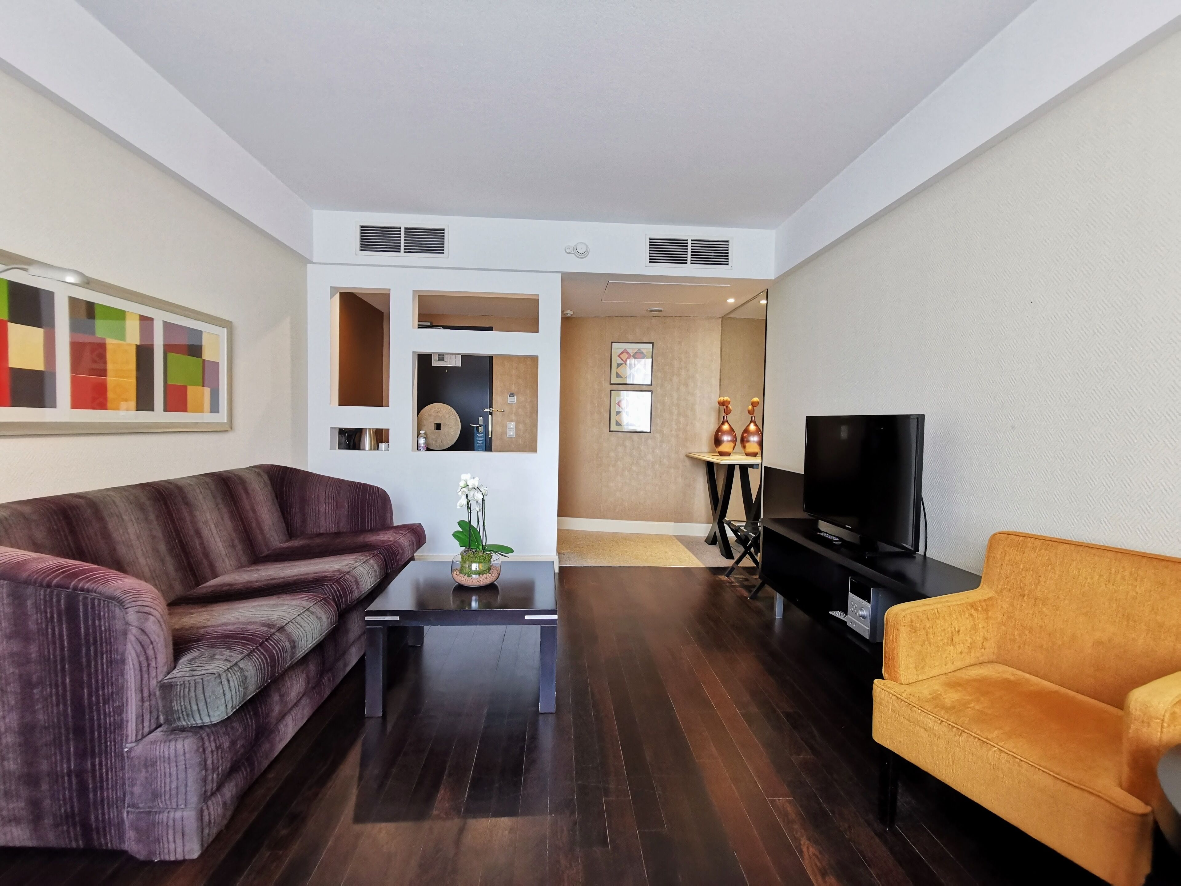 Televisión LCD 82 cm con canales de televisión por cable, televisión