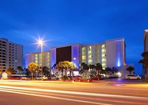 Front of property – evening/night - Hilton Vacation Club Daytona Seabreeze Daytona Beach (Daytona Beach Shores)