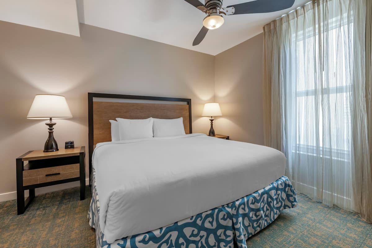 4 Bdrm Oceanfront Presidential Ste 3 Kg 2 Twn | Tabla de planchar con plancha, wifi gratis y ropa de cama