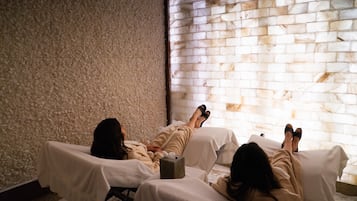 Behandelingskamers voor koppels, een sauna, een bubbelbad, een stoombad