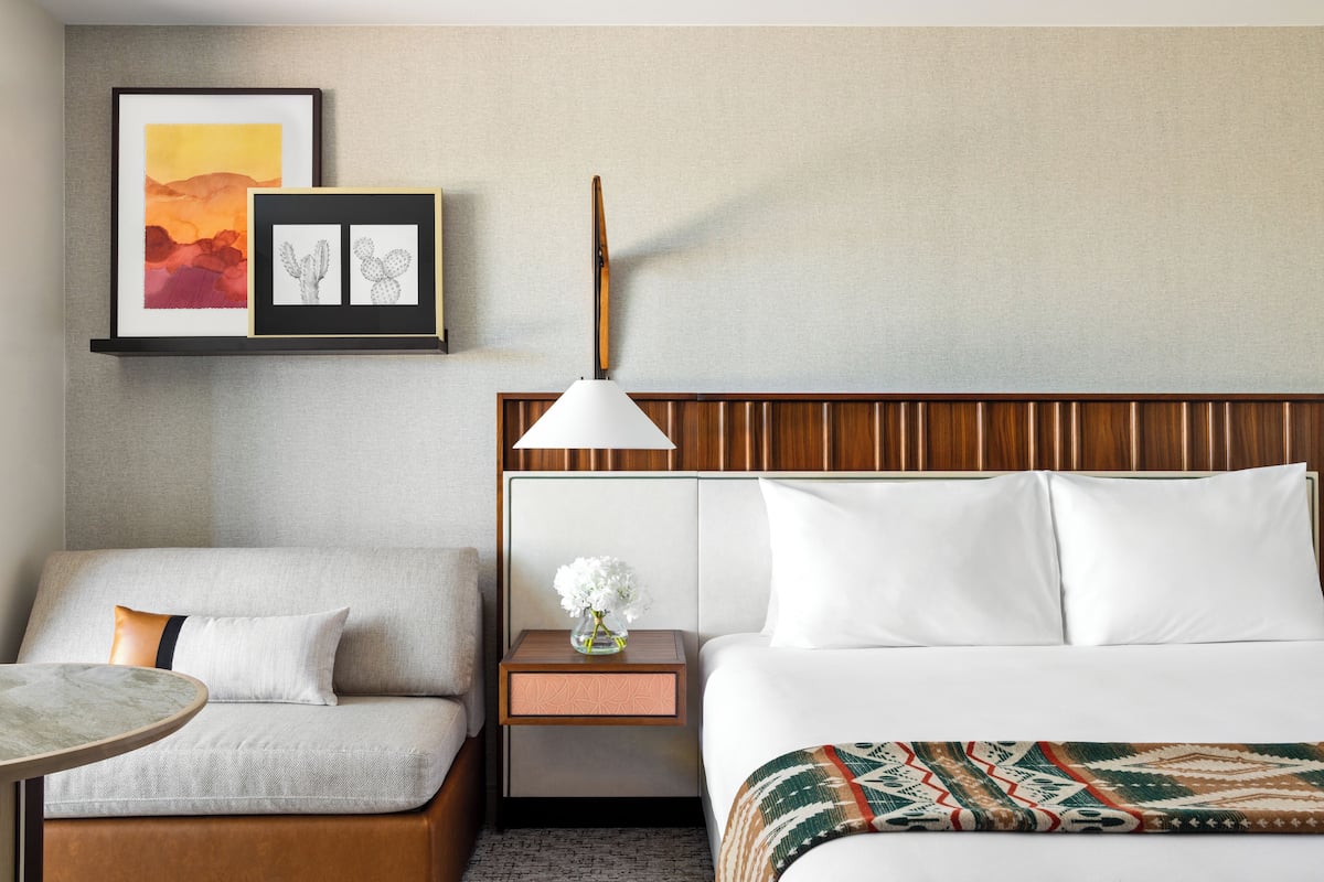 Kamar, 1 Tempat Tidur King, pemandangan halaman | Seprai katun Mesir, seprai premium, bantalan ekstra lembut, dan brankas