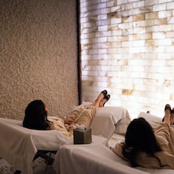 Salas de tratamiento para parejas, un sauna, una bañera de hidromasaje