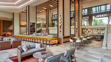 4 bars/lounges, lobby lounge