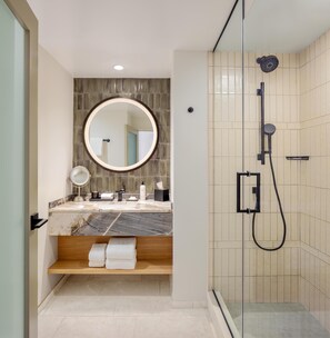 Designer toiletartikelen, een haardroger, badjassen, handdoeken