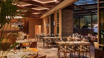 4 restaurants; breakfast, lunch and dinner served